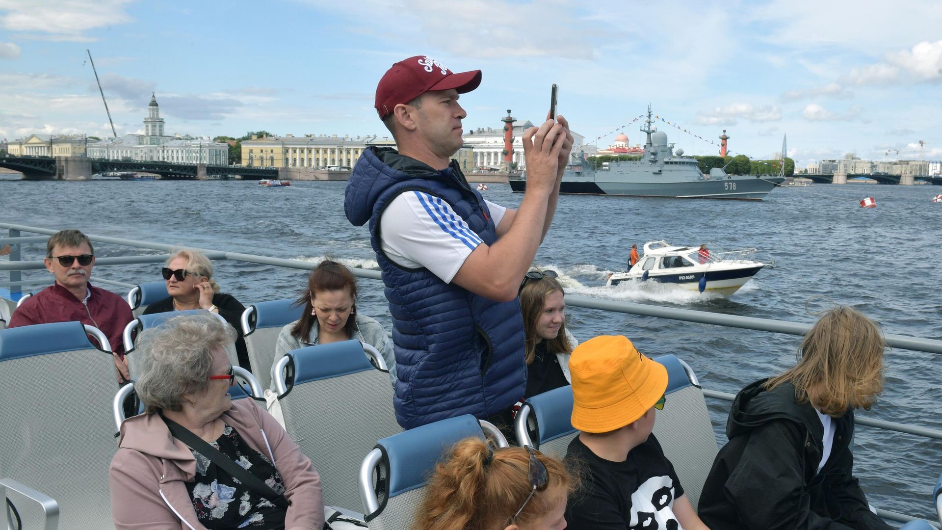 Пассажиры на палубе скоростного катамарана Форт Кроншлот проекта 04580 Котлин в акватории Невы в Санкт-Петербурге Пассажиры на палубе скоростного катамарана Форт Кроншлот проекта 04580 Котлин в акватории Невы в Санкт-Петербурге - РИА Новости, 1920, 27.09.2023