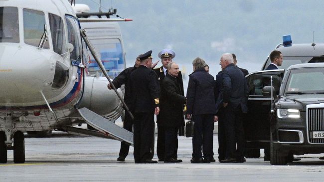Президент РФ Владимир Путин посещает Центр строительства крупнотоннажных морских сооружений компании Новатэк-Мурманск