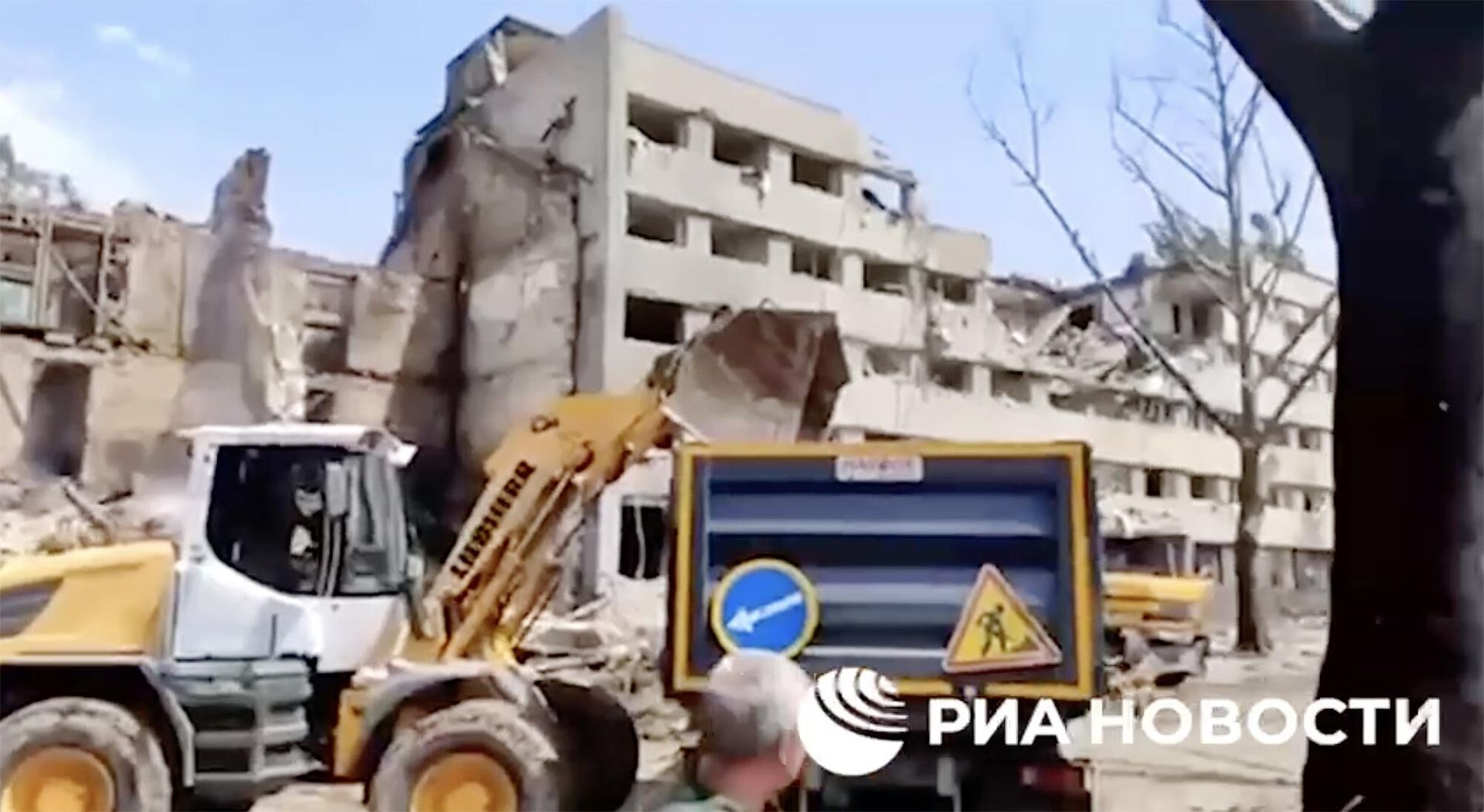 Разбор завалов на месте удара по гостинице Ингул. Кадр видео Разбор завалов на месте удара по гостинице Ингул. Кадр видео - РИА Новости, 1920, 21.07.2023
