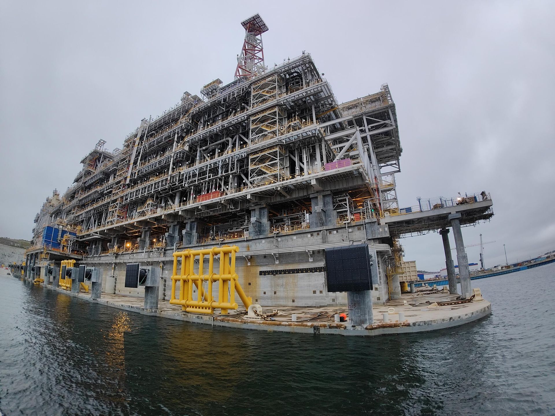 Гравитационная платформа по производству сжиженного газа в Центре строительства крупнотоннажных морских сооружений компании Новатэк-Мурманск в Белокаменке - РИА Новости, 1920, 19.06.2024