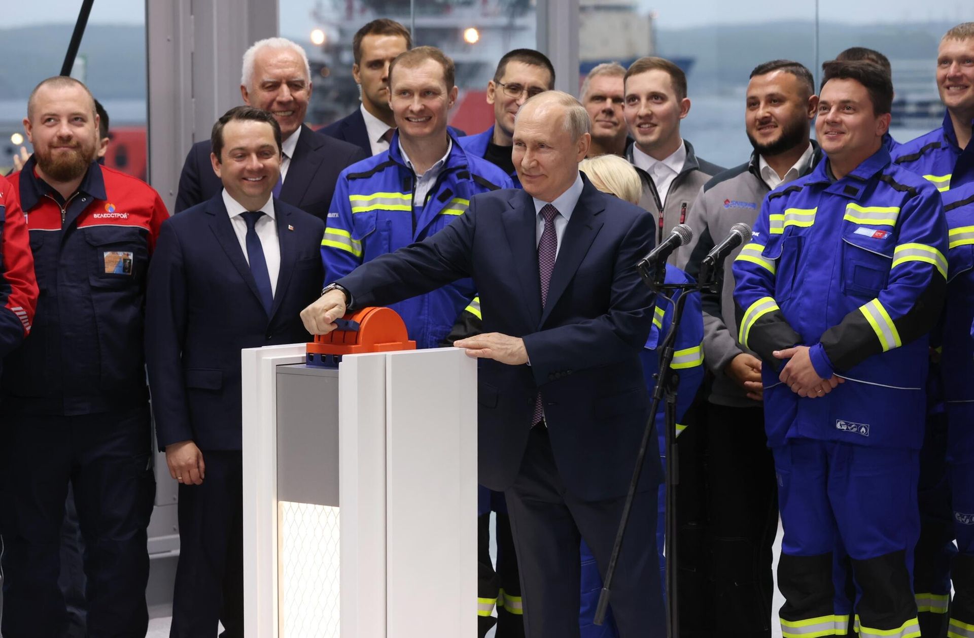 Президент РФ Владимир Путин на церемонии отправки первой технологической линии сжижения природного газа на основаниях гравитационного типа в рамках проекта Арктик СПГ2 в Центре строительства крупнотоннажных морских сооружений компании Новатэк-Мурманск - РИА Новости, 1920, 17.04.2025