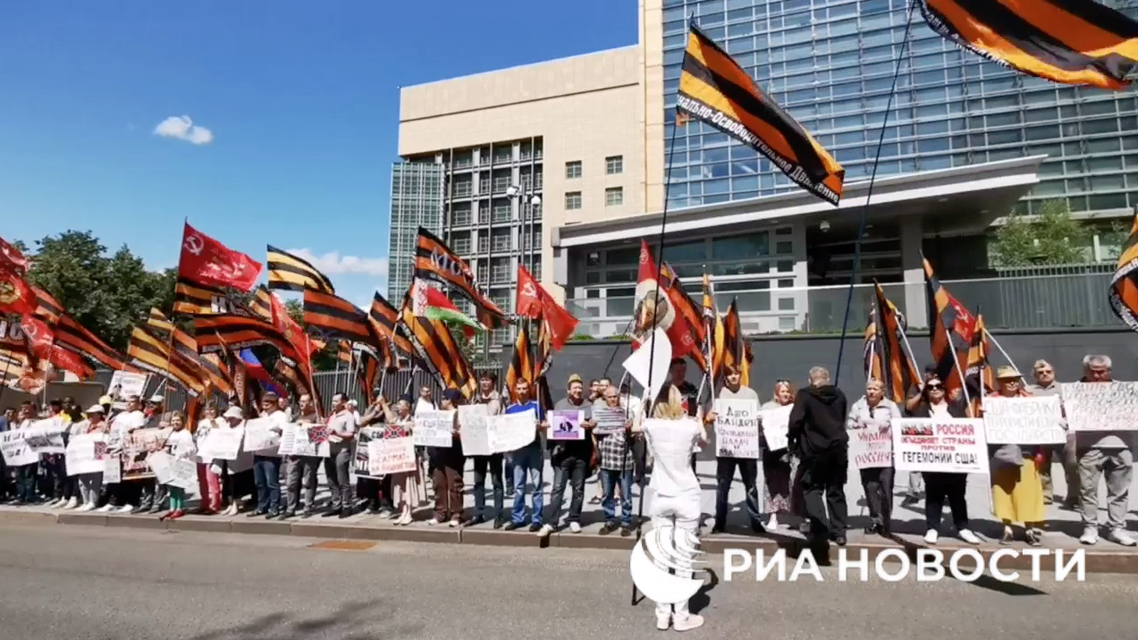 Россияне и американцы провели акцию у посольства США в Москве Россияне и американцы провели акцию у посольства США в Москве - РИА Новости, 1920, 21.07.2023