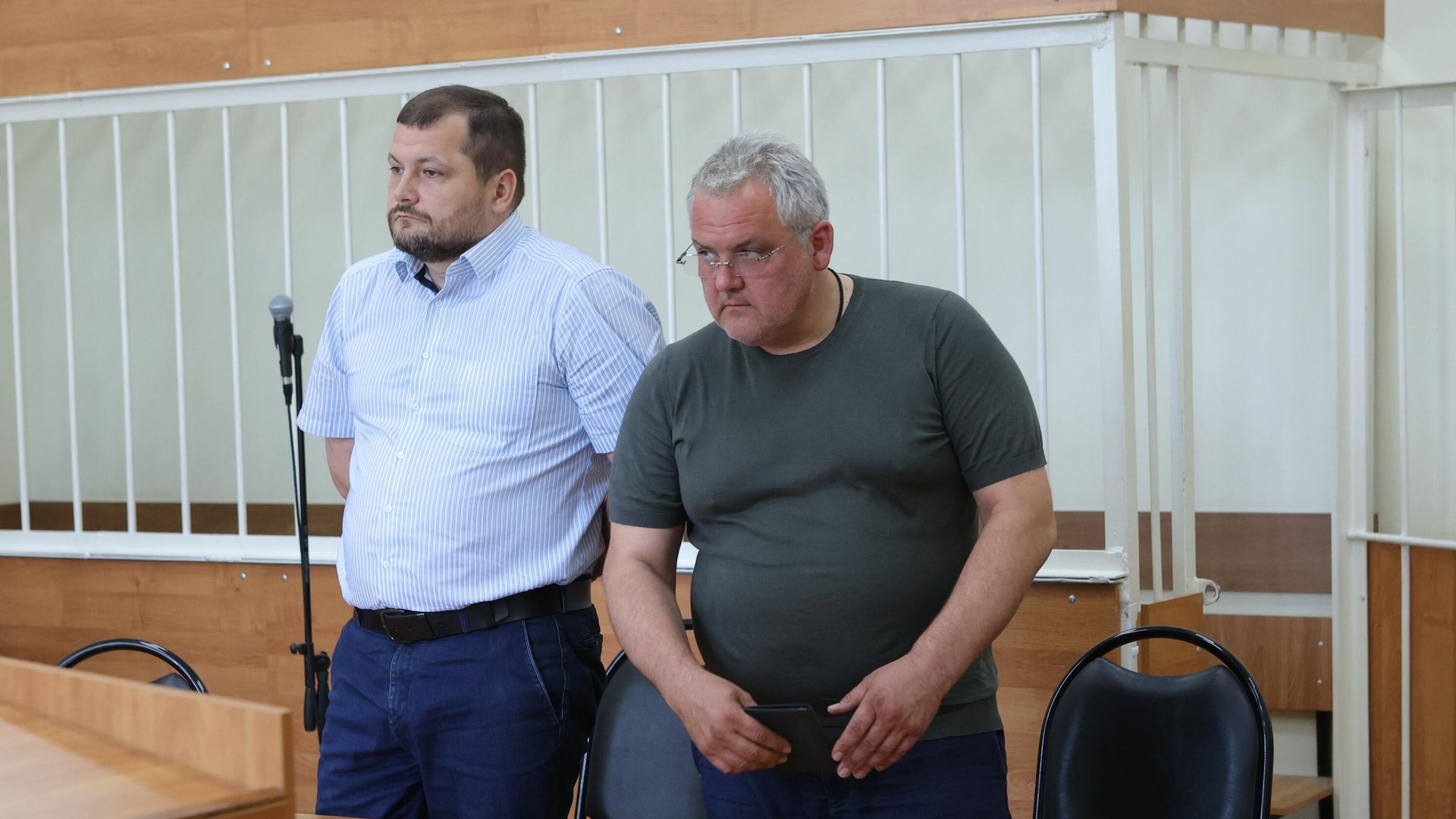 Бывший вице-губернатор Белгородской области Константин Полежаев (справа) в зале заседаний Свердловского районного суда города Белгорода Бывший вице-губернатор Белгородской области Константин Полежаев (справа) в зале заседаний Свердловского районного суда города Белгорода - РИА Новости, 1920, 22.07.2023
