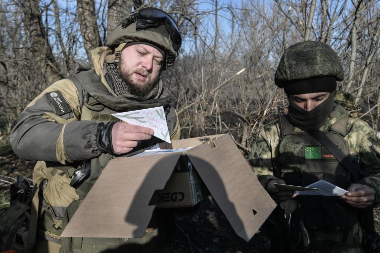 Военный корреспондент медиагруппы Россия сегодня Ростислав Журавлев (слева) разбирает присланные письма для бойцов на передовой, участвующих в боевых действиях на Запорожском направлении Военный корреспондент медиагруппы Россия сегодня Ростислав Журавлев (слева) разбирает присланные письма для бойцов на передовой, участвующих в боевых действиях на Запорожском направлении