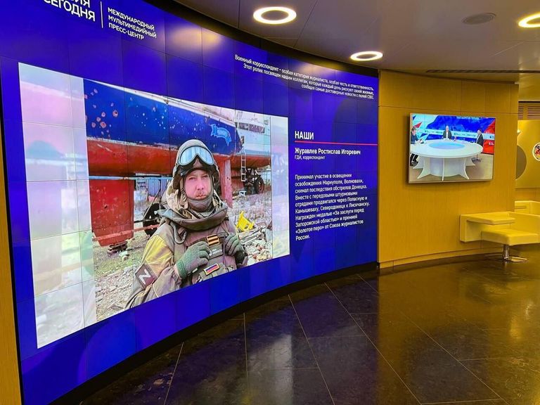 Фотография военного корреспондента РИА Новости Ростислава Журавлева на экране в здании МИА Россия сегодня Фотография военного корреспондента РИА Новости Ростислава Журавлева на экране в здании МИА Россия сегодня