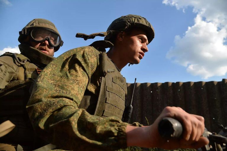 Военный корреспондент РИА Новости Ростислав Журавлев (слева) Военный корреспондент РИА Новости Ростислав Журавлев (слева)