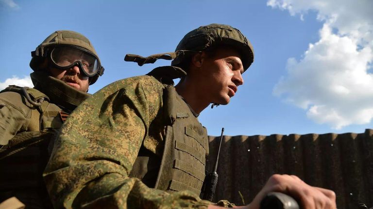 Военный корреспондент РИА Новости Ростислав Журавлев (слева)