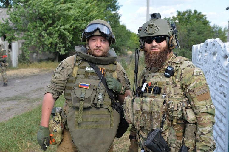 Военкор РИА Новости Ростислав Журавлев (слева) Военкор РИА Новости Ростислав Журавлев (слева)