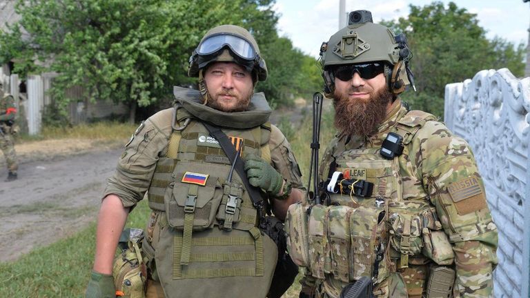 Военкор РИА Новости Ростислав Журавлев (слева)