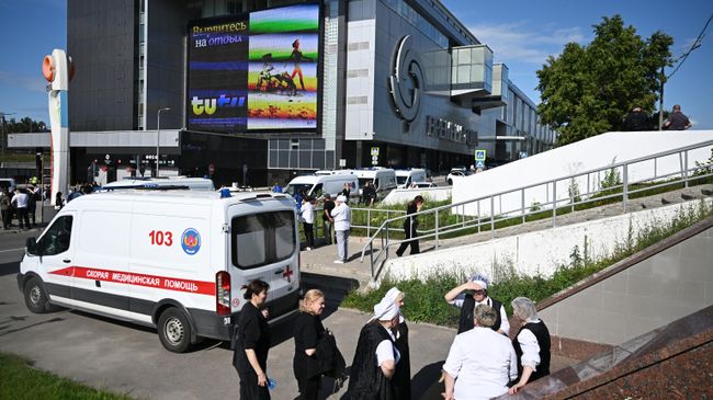 Сотрудники скорой помощи около ТЦ Времена года на Кутузовском проспекте, где произошел прорыв трубы с горячей водой