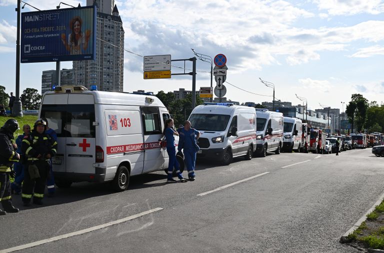 Машины скорой медицинской помощи около ТЦ Времена года на Кутузовском проспекте, где произошел прорыв трубы с горячей водой Машины скорой медицинской помощи около ТЦ Времена года на Кутузовском проспекте, где произошел прорыв трубы с горячей водой