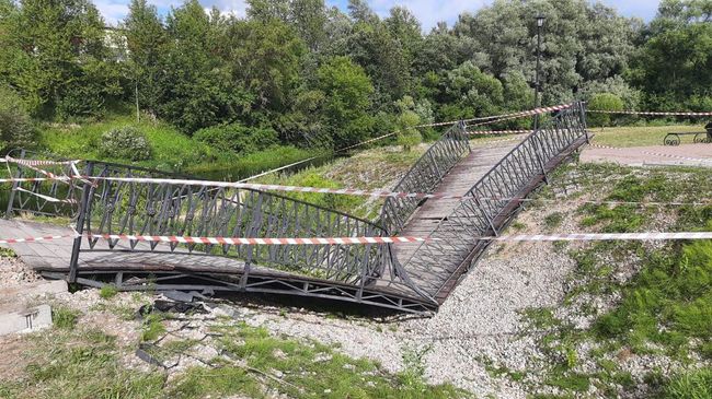 Обрушившийся пешеходный мост в городе Луга Ленинградской области