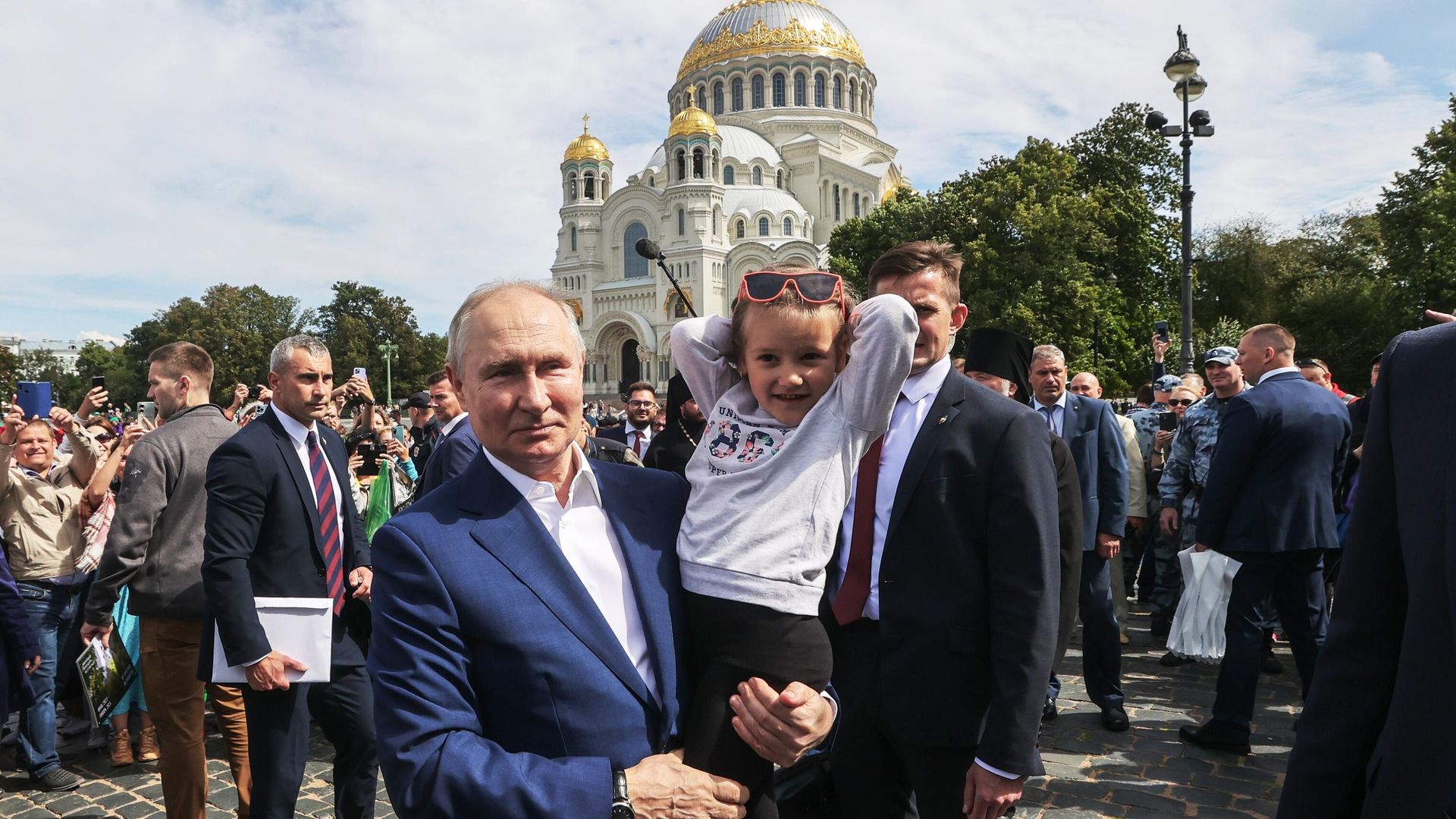 Президент Владимир Путин во время общения с жителями на площади у Морского Никольского собора в Кронштадте Президент Владимир Путин во время общения с жителями на площади у Морского Никольского собора в Кронштадте - РИА Новости, 1920, 25.07.2023