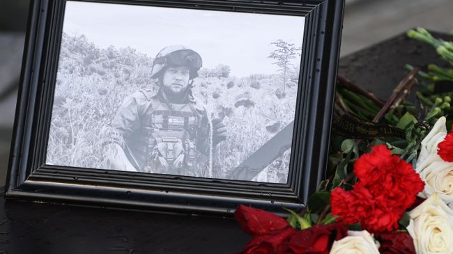Фотография и цветы в память о военкоре Ростиславе Журавлеве