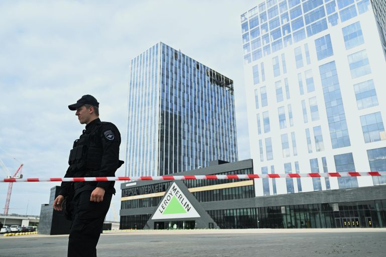Сотрудник полиции у здания бизнес-центра на проспекте Лихачева в Москве, поврежденного беспилотником Сотрудник полиции у здания бизнес-центра на проспекте Лихачева в Москве, поврежденного беспилотником