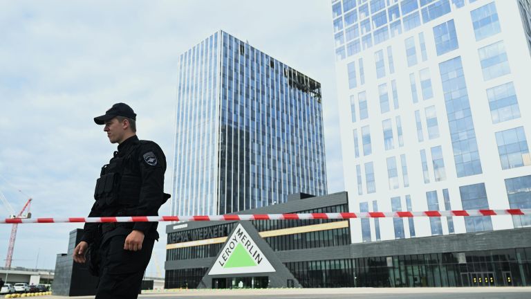 Сотрудник полиции у здания бизнес-центра на проспекте Лихачева в Москве, поврежденного беспилотником Сотрудник полиции у здания бизнес-центра на проспекте Лихачева в Москве, поврежденного беспилотником