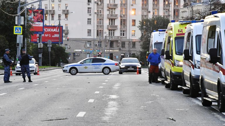 На месте происшествия на Комсомольском проспекте, где произошла атака беспилотника На месте происшествия на Комсомольском проспекте, где произошла атака беспилотника