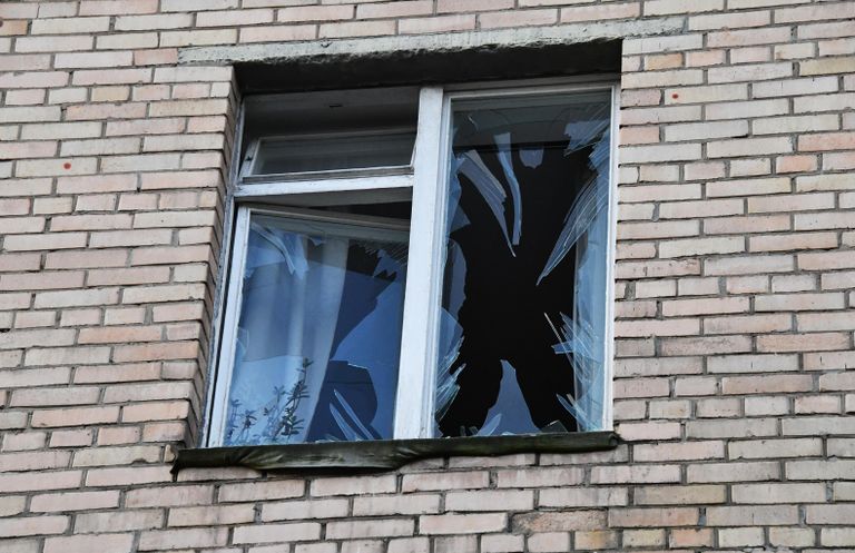 Выбитые стекла в жилом доме на Комсомольском проспекте в Москве Выбитые стекла в жилом доме на Комсомольском проспекте в Москве