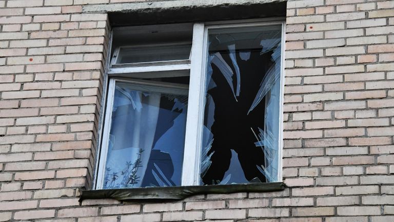 Выбитые стекла в жилом доме на Комсомольском проспекте в Москве Выбитые стекла в жилом доме на Комсомольском проспекте в Москве