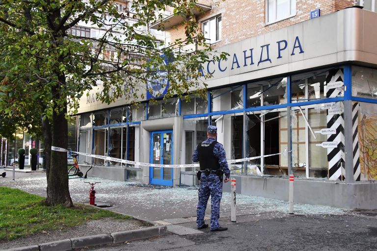 На месте происшествия на Комсомольском проспекте, где произошла атака беспилотника На месте происшествия на Комсомольском проспекте, где произошла атака беспилотника