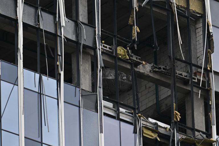 Здание бизнес-центра на проспекте Лихачева в Москве, поврежденное беспилотником Здание бизнес-центра на проспекте Лихачева в Москве, поврежденное беспилотником