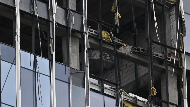 Здание бизнес-центра на проспекте Лихачева в Москве, поврежденное беспилотником Здание бизнес-центра на проспекте Лихачева в Москве, поврежденное беспилотником