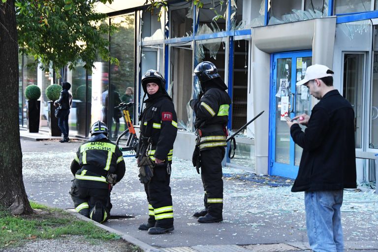 Сотрудники МЧС РФ работают на месте происшествия на Комсомольском проспекте, где произошла атака беспилотника Сотрудники МЧС РФ работают на месте происшествия на Комсомольском проспекте, где произошла атака беспилотника