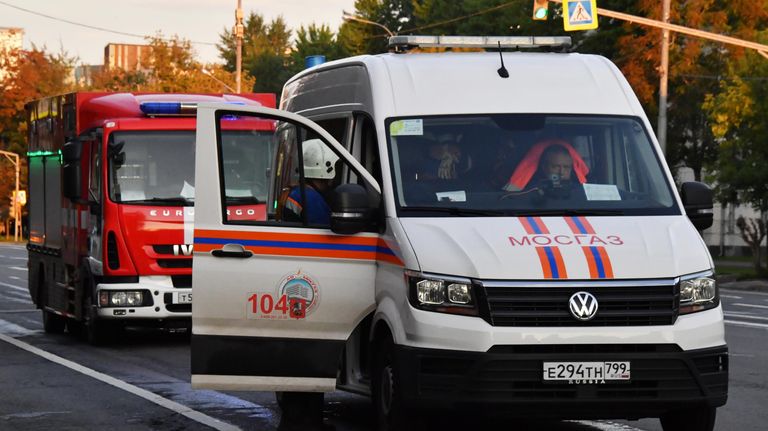 Автомобили экстренных служб на месте происшествия, где произошла атака беспилотника на Комсомольском проспекте в Москве Автомобили экстренных служб на месте происшествия, где произошла атака беспилотника на Комсомольском проспекте в Москве