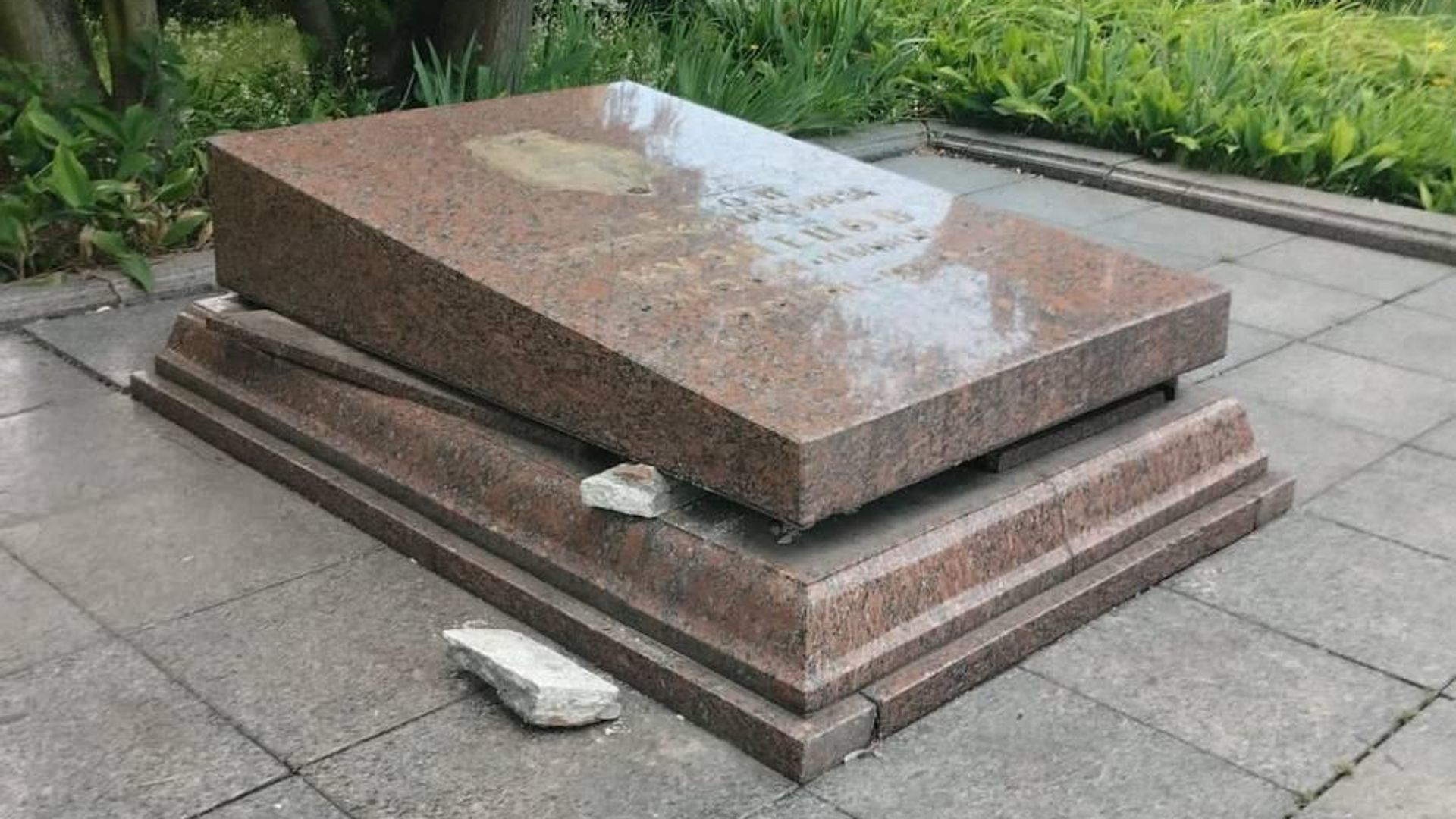 Могила Николая Кузнецова на Холме Славы во Львове после попытки похищения праха Могила Николая Кузнецова на Холме Славы во Львове после попытки похищения праха - РИА Новости, 1920, 24.07.2023