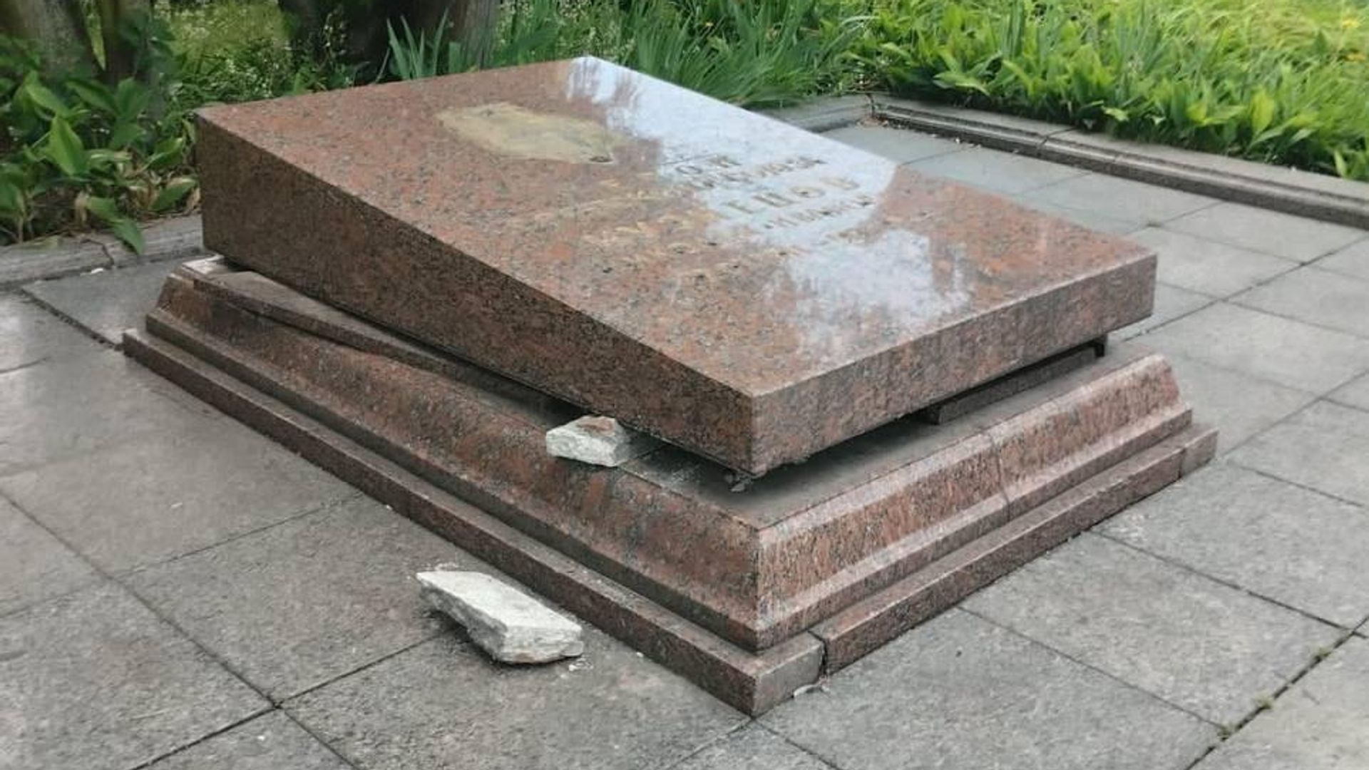Могила Николая Кузнецова на Холме Славы во Львове после попытки похищения праха Могила Николая Кузнецова на Холме Славы во Львове после попытки похищения праха - РИА Новости, 1920, 24.07.2023