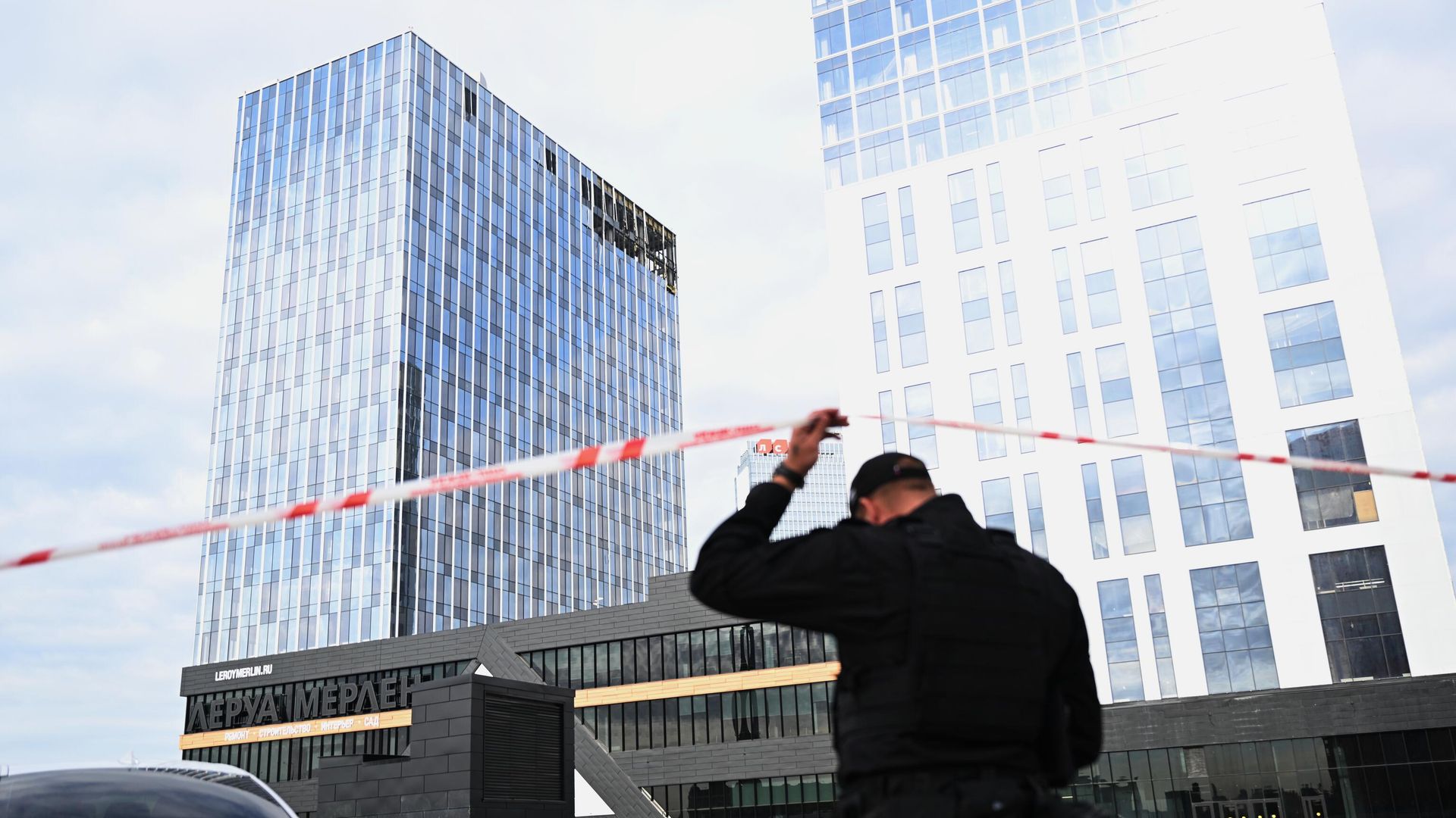 Сотрудник полиции у здания бизнес-центра на проспекте Лихачева в Москве, поврежденного беспилотником Сотрудник полиции у здания бизнес-центра на проспекте Лихачева в Москве, поврежденного беспилотником - РИА Новости, 1920, 24.07.2023