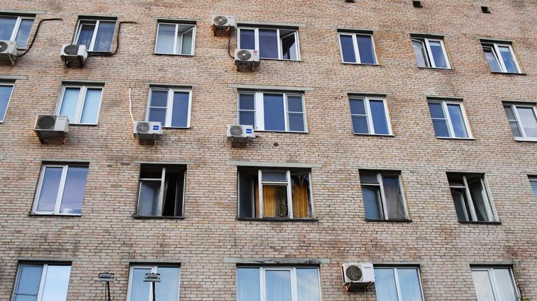 Выбитые стекла в жилом доме на Комсомольском проспекте в Москве Выбитые стекла в жилом доме на Комсомольском проспекте в Москве