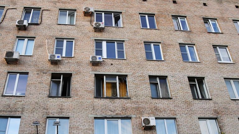 Выбитые стекла в жилом доме на Комсомольском проспекте в Москве Выбитые стекла в жилом доме на Комсомольском проспекте в Москве