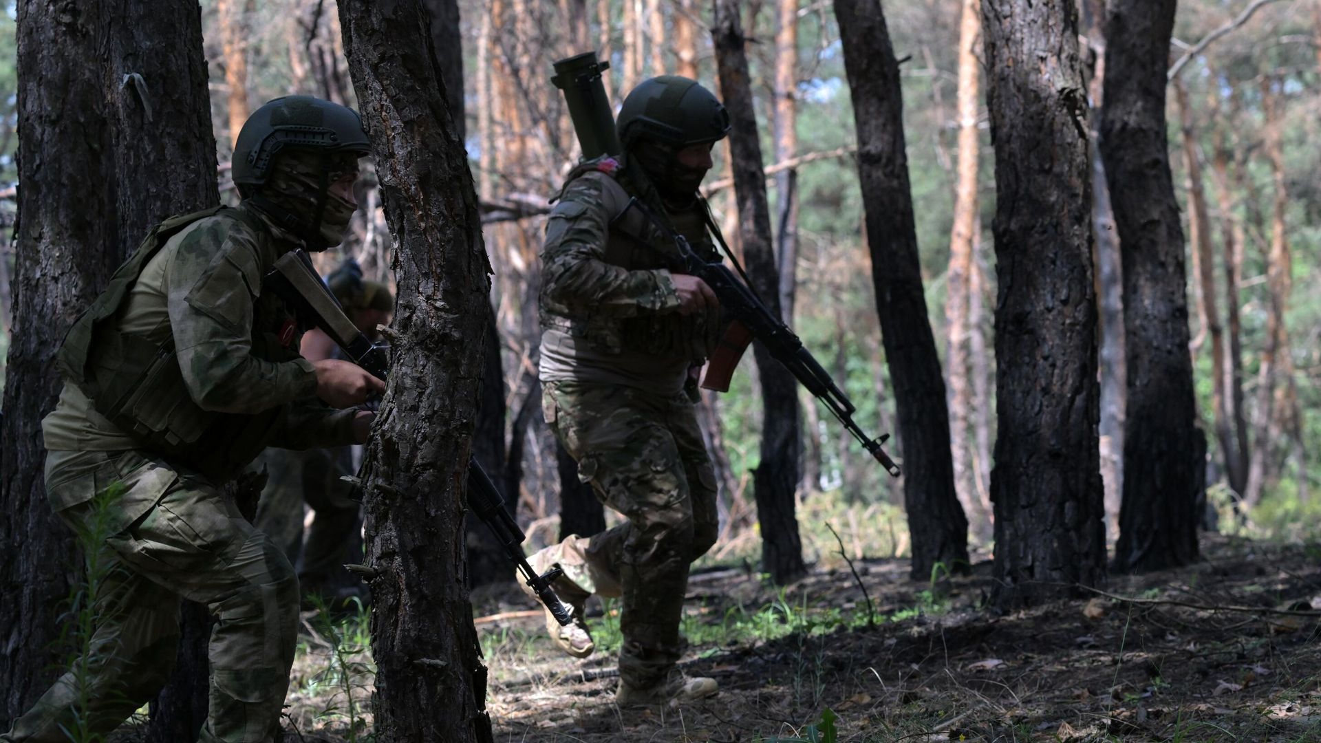 Военнослужащие огнеметного взвода уходят на выполнение боевой задачи в зоне СВО - РИА Новости, 1920, 26.07.2023