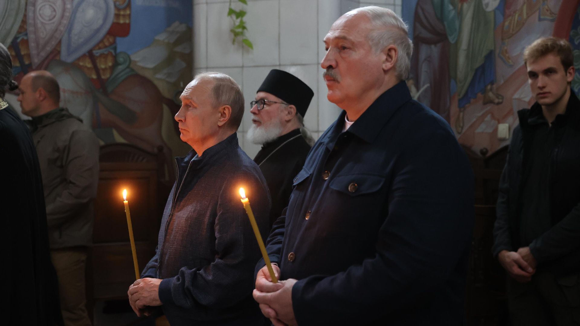 Президент России Владимир Путин и президент Белоруссии Александр Лукашенко посещают храм Спасо-Преображенского мужской монастыря на Валааме Президент России Владимир Путин и президент Белоруссии Александр Лукашенко посещают храм Спасо-Преображенского мужской монастыря на Валааме - РИА Новости, 1920, 24.07.2023