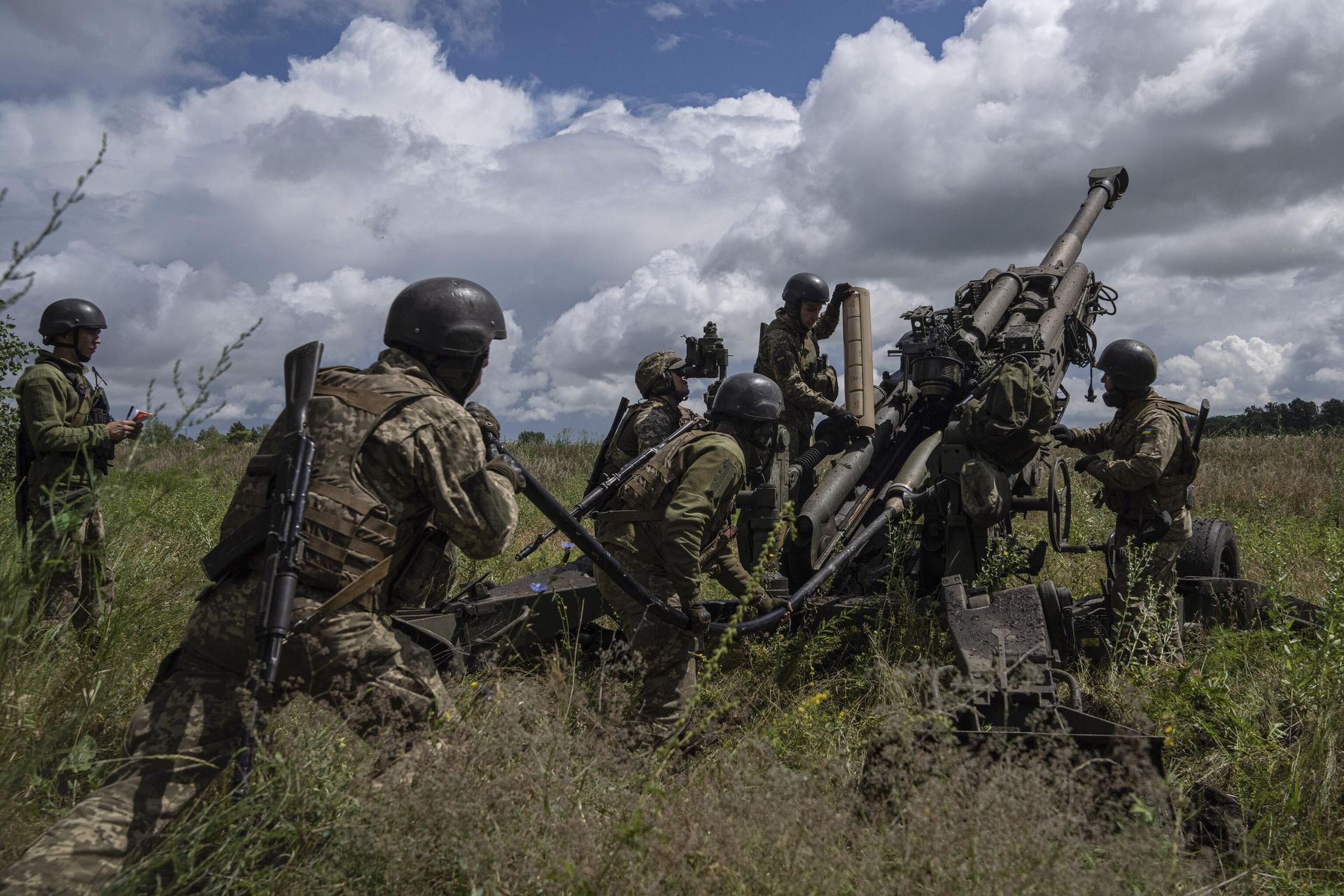 Украинские военнослужащие готовятся стрелять из американской гаубицы М777 в Харьковской области Украинские военнослужащие готовятся стрелять из американской гаубицы М777 в Харьковской области - РИА Новости, 1920, 28.05.2024