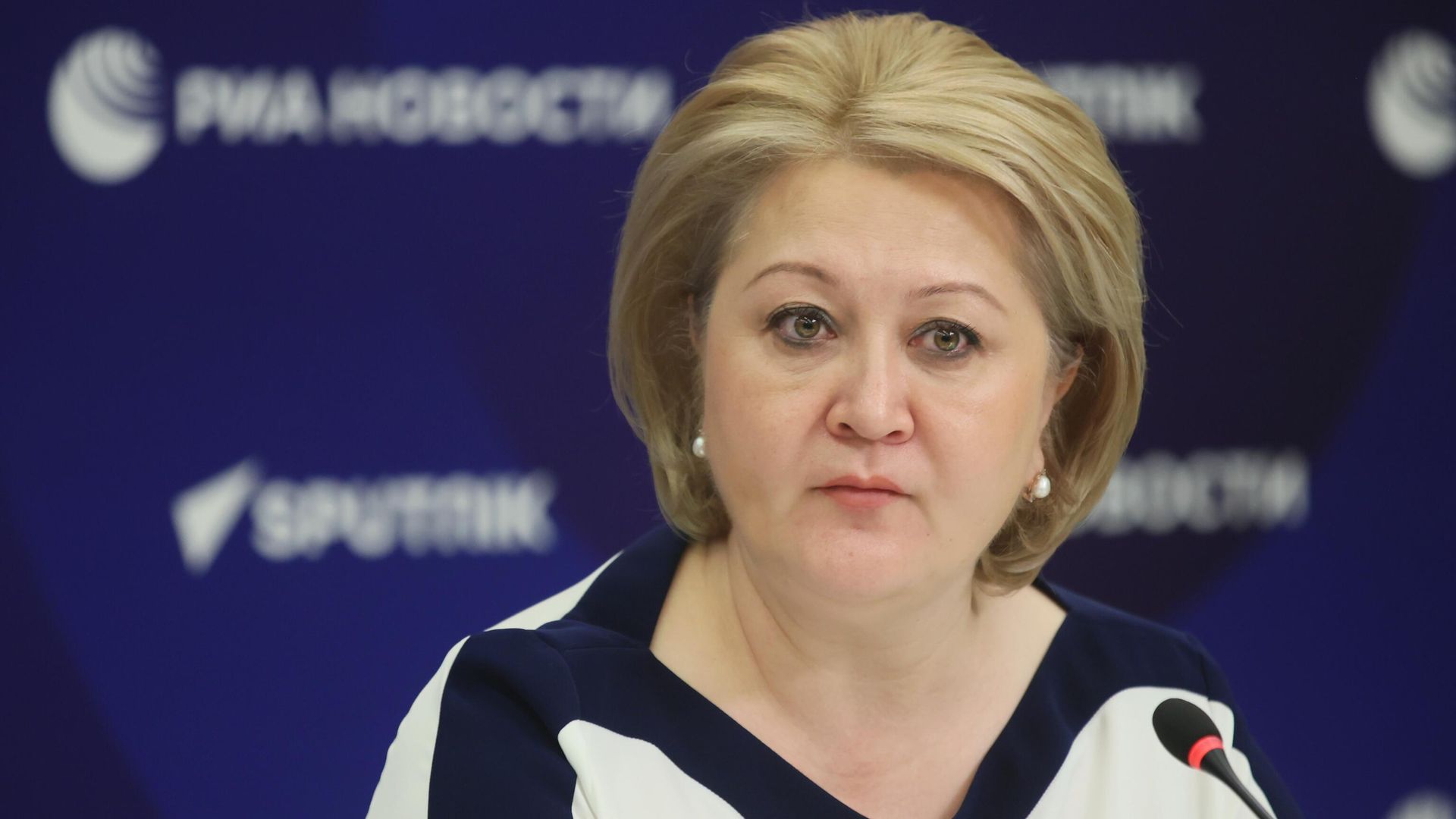 Председатель Комитета Совета Федерации по науке, образованию и культуре Лилия Гумерова во время пресс-конференции Международном мультимедийном пресс-центре Россия сегодня в Москве Председатель Комитета Совета Федерации по науке, образованию и культуре Лилия Гумерова во время пресс-конференции Международном мультимедийном пресс-центре Россия сегодня в Москве - РИА Новости, 1920, 25.07.2023