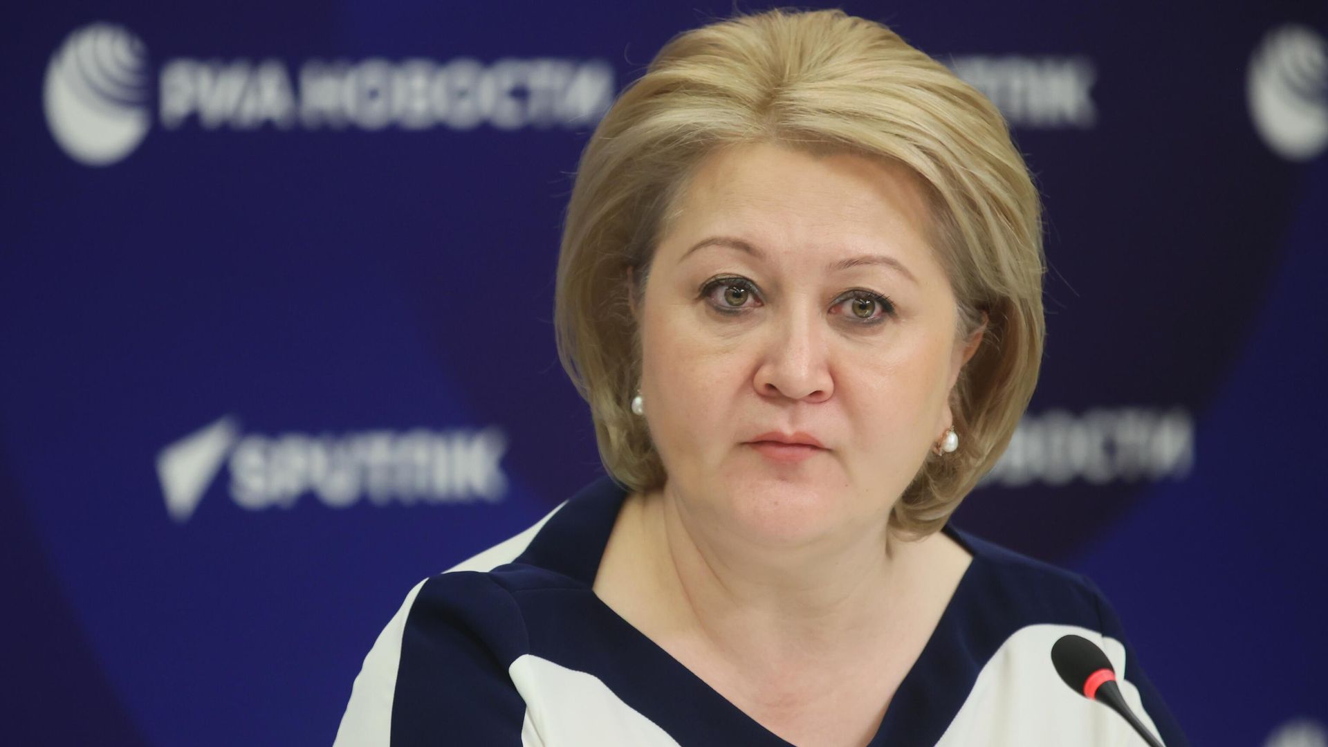 Председатель Комитета Совета Федерации по науке, образованию и культуре Лилия Гумерова во время пресс-конференции Международном мультимедийном пресс-центре Россия сегодня в Москве Председатель Комитета Совета Федерации по науке, образованию и культуре Лилия Гумерова во время пресс-конференции Международном мультимедийном пресс-центре Россия сегодня в Москве - РИА Новости, 1920, 25.07.2023