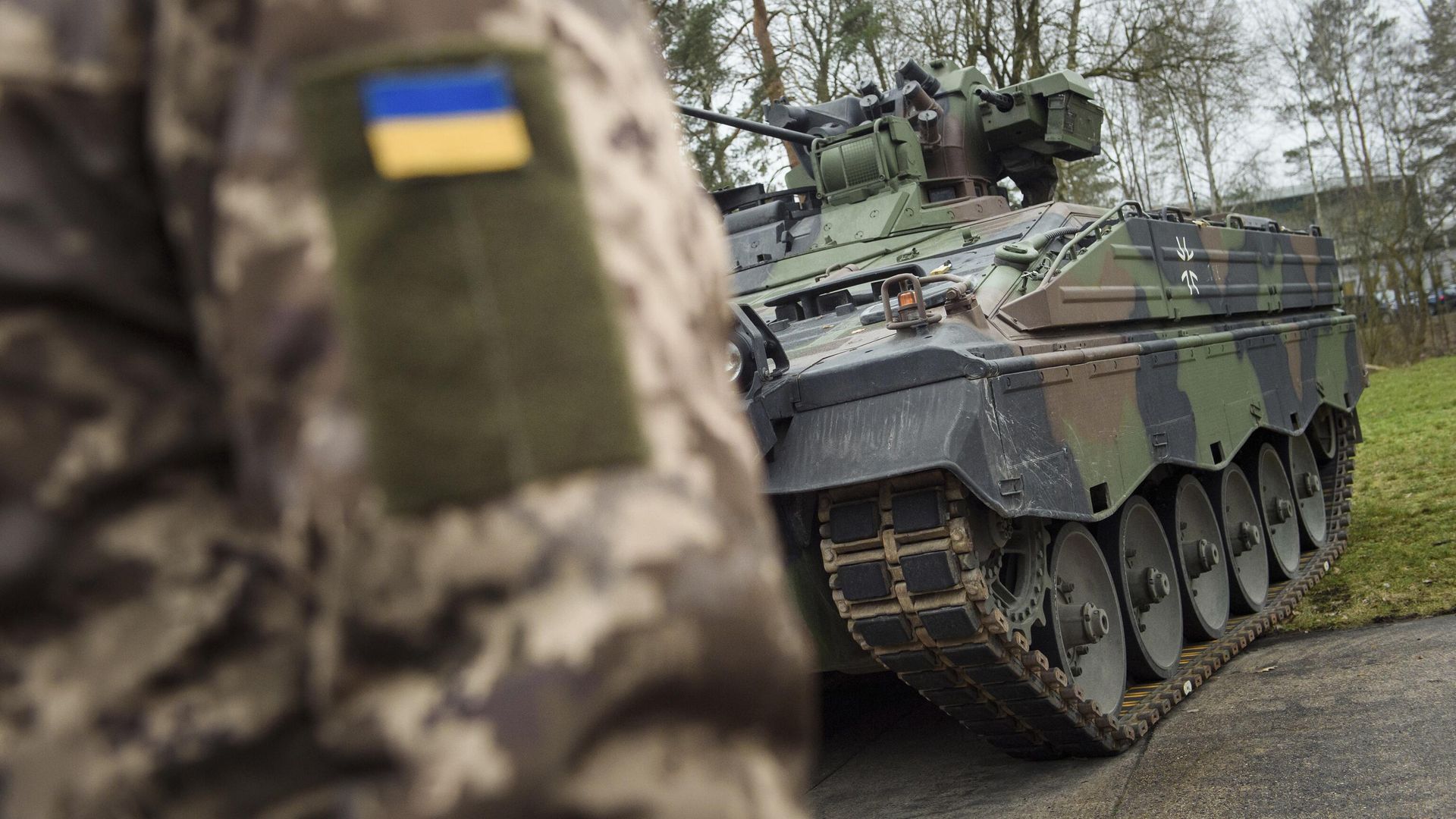 Украинский военнослужащий перед боевой машиной пехоты Marder на полигоне бундесвера в Мюнстере, Германия Украинский военнослужащий перед боевой машиной пехоты Marder на полигоне бундесвера в Мюнстере, Германия - РИА Новости, 1920, 26.07.2023