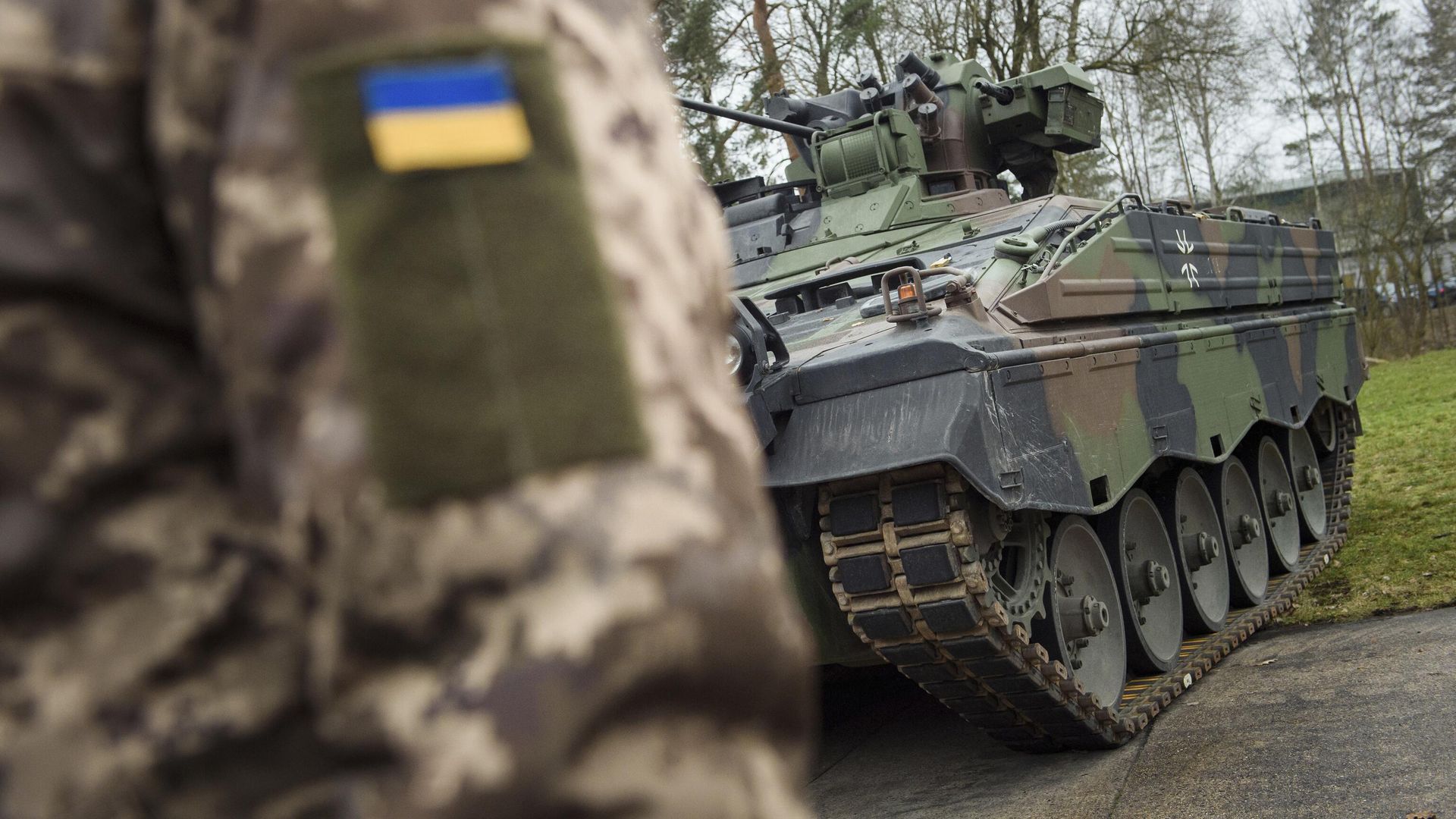Украинский военнослужащий перед боевой машиной пехоты Marder на полигоне бундесвера в Мюнстере, Германия Украинский военнослужащий перед боевой машиной пехоты Marder на полигоне бундесвера в Мюнстере, Германия - РИА Новости, 1920, 26.07.2023