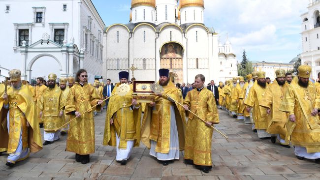 Священнослужители с ковчегом с мощами равноапостольного князя Владимира на Соборной площади Московского Кремля во время крестного хода к памятнику святому князю Владимиру на Боровицкой площади по случаю Дня Крещения Руси