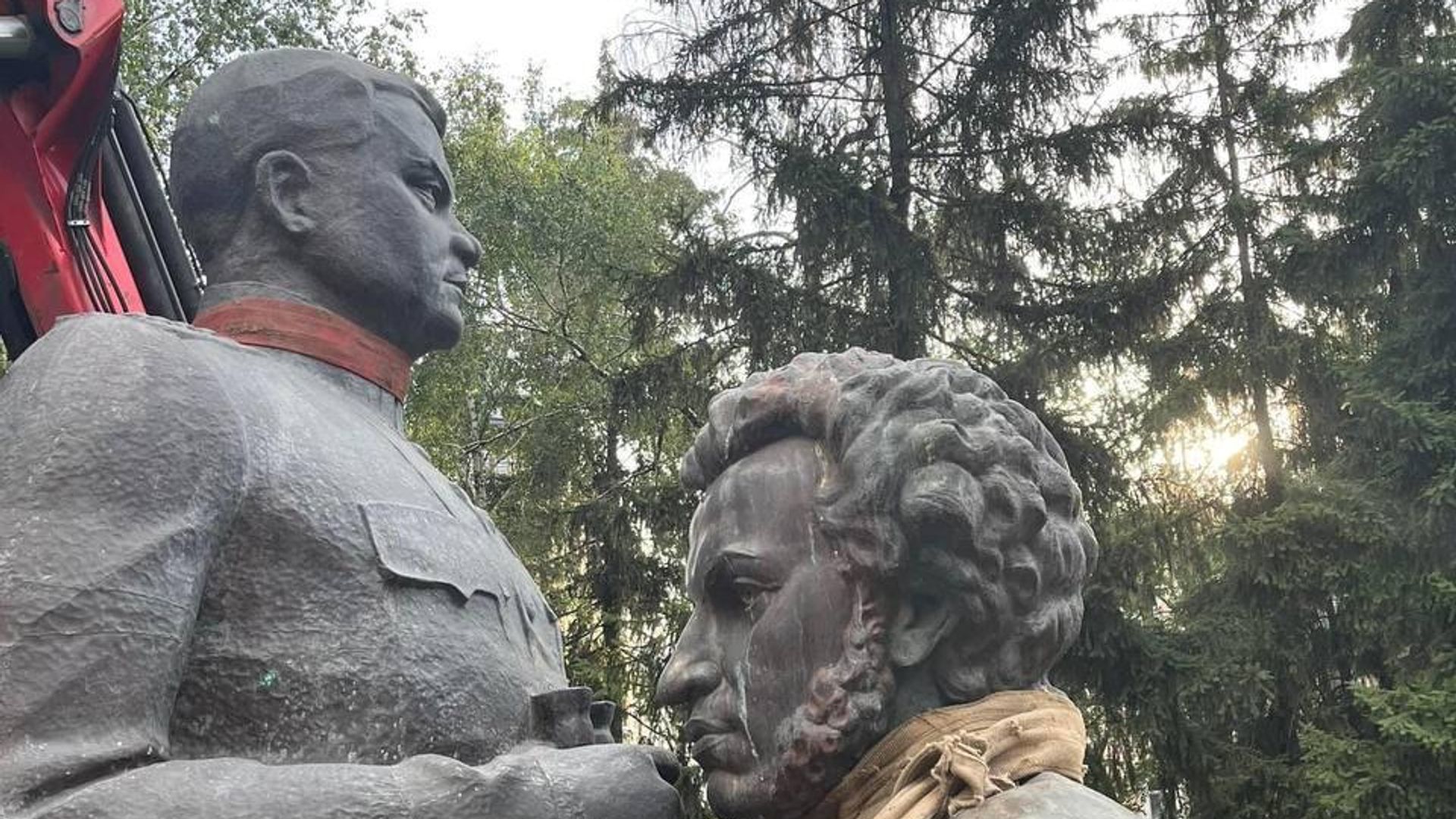 В Полтаве снесли памятники Пушкину и Ватутину В Полтаве снесли памятники Пушкину и Ватутину - РИА Новости, 1920, 27.07.2023