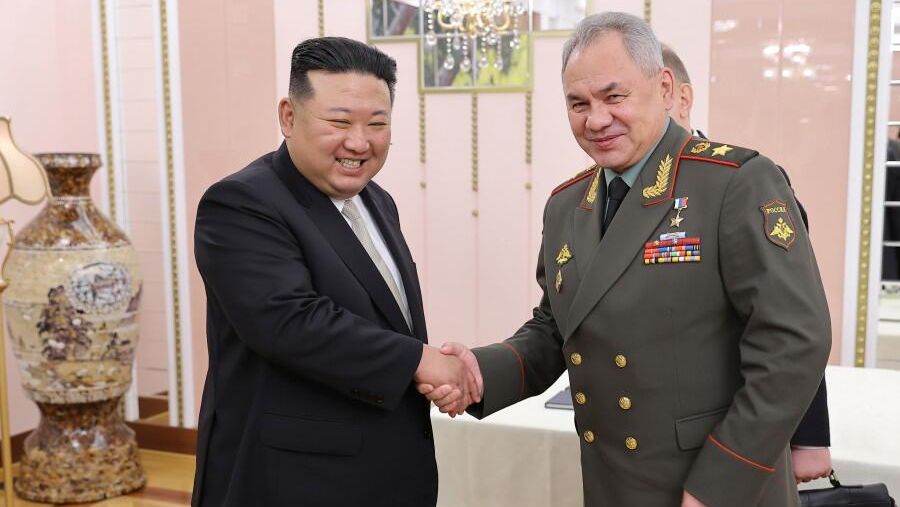 Министр обороны РФ Сергей Шойгу и лидер КНДР Ким Чен Ын во время встречи в Пхеньяне Министр обороны РФ Сергей Шойгу и лидер КНДР Ким Чен Ын во время встречи в Пхеньяне - РИА Новости, 1920, 30.07.2023