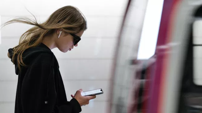 Девушка на платформе станции Хорошевская московского метрополитена Девушка на платформе станции Хорошевская московского метрополитена