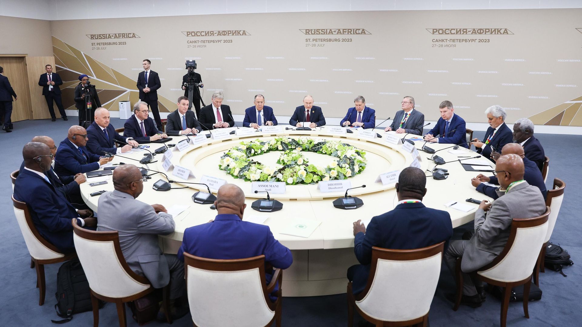 Президент РФ Владимир Путин, председатель Африканского союза, президент Союза Коморских островов Азали Ассумани и председатель Комиссии Африканского союза Мусса Факи Махамат во время встречи на полях II саммита и форума Россия - Африка в Санкт-Петербурге - РИА Новости, 1920, 27.07.2023