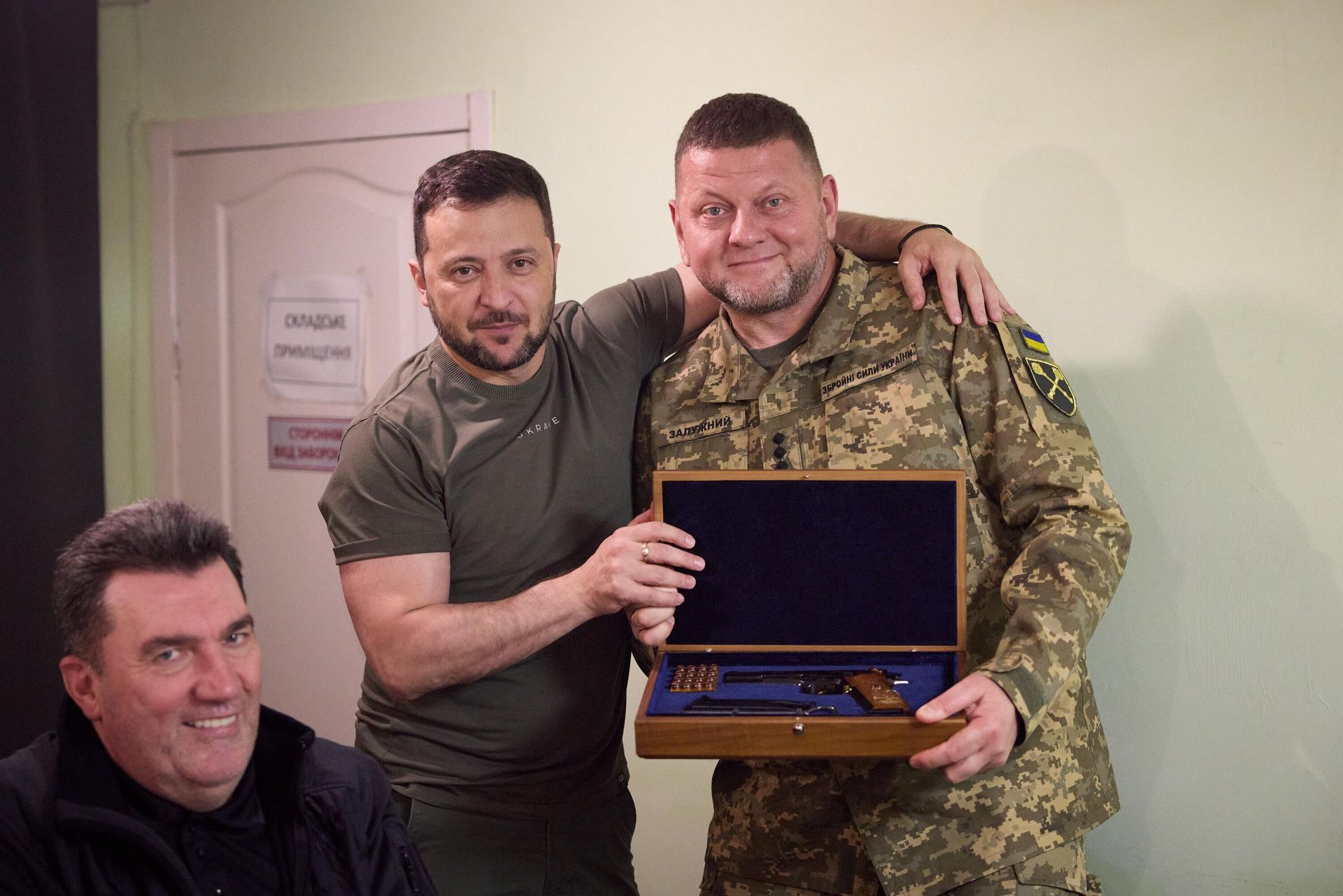 Президент Украины Владимир Зеленский вручил именное оружие Валерию Залужному Президент Украины Владимир Зеленский вручил именное оружие Валерию Залужному - РИА Новости, 1920, 07.08.2023