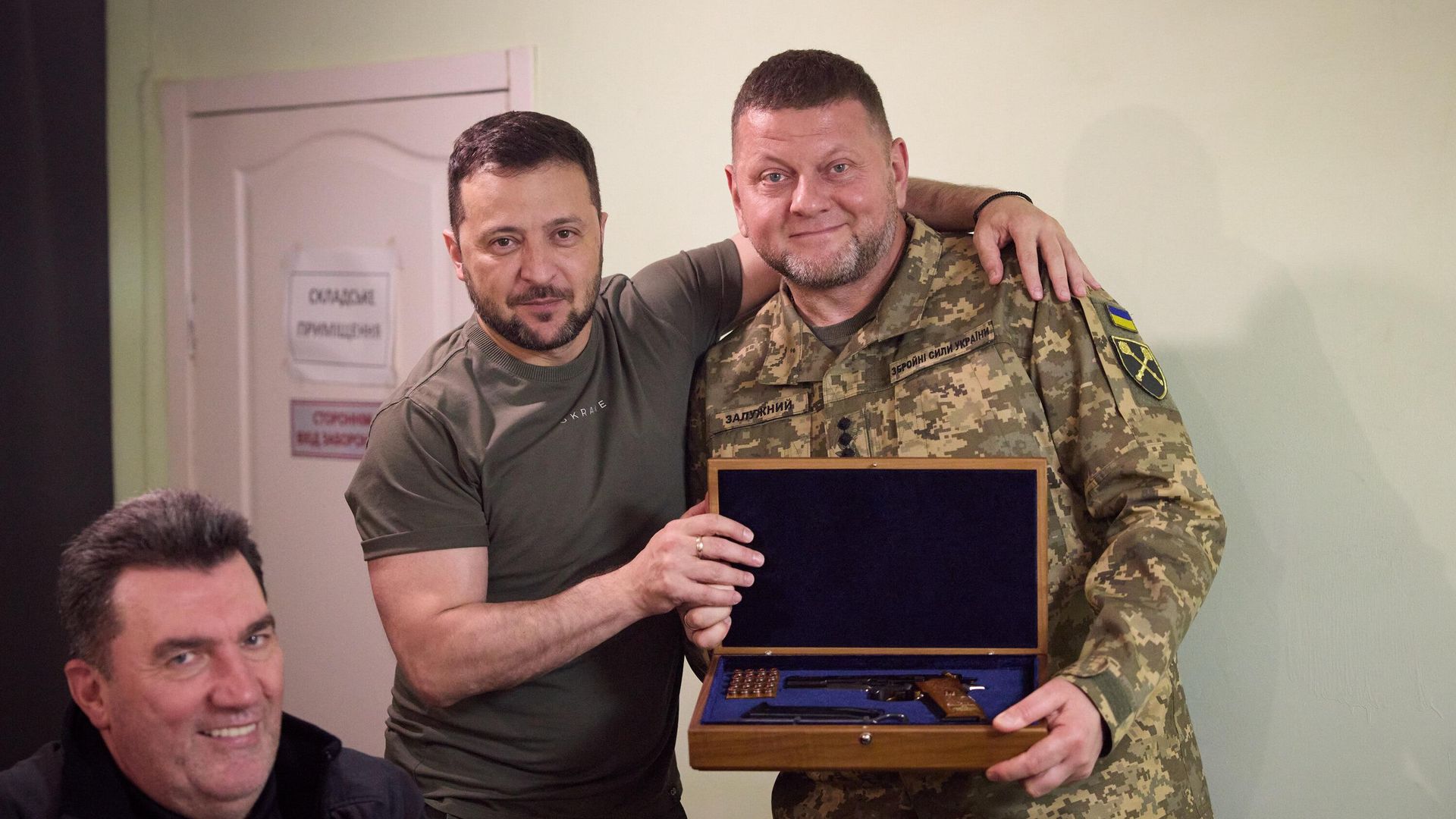 Президент Украины Владимир Зеленский вручил именное оружие Валерию Залужному Президент Украины Владимир Зеленский вручил именное оружие Валерию Залужному - РИА Новости, 1920, 01.08.2023