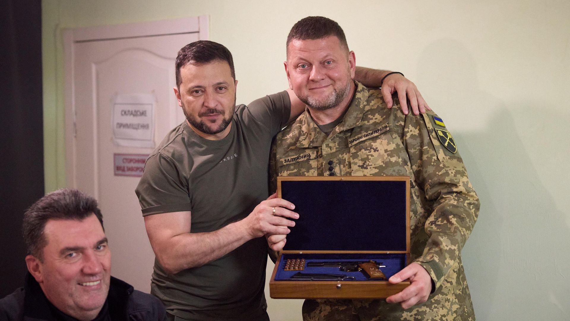 Президент Украины Владимир Зеленский вручил именное оружие Валерию Залужному - РИА Новости, 1920, 01.08.2023