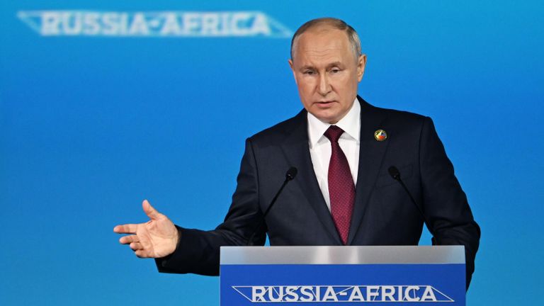 Президент РФ Владимир Путин выступает на пленарном заседании II Cаммита и форума Россия - Африка в конгрессно-выставочном центре Экспофорум Президент РФ Владимир Путин выступает на пленарном заседании II Cаммита и форума Россия - Африка в конгрессно-выставочном центре Экспофорум