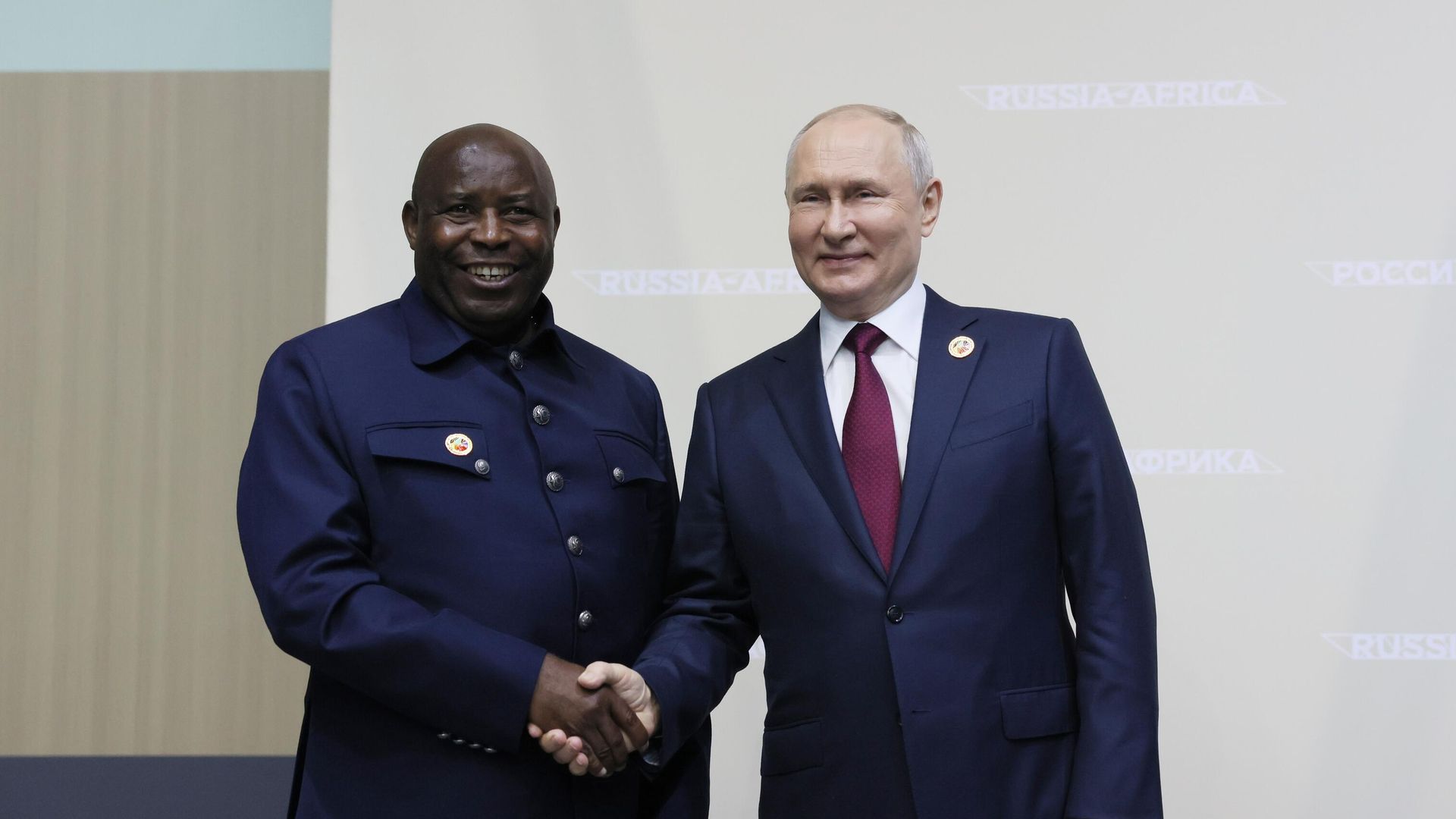 . Президент РФ Владимир Путин и президент Бурунди Эварист Ндайишимие перед началом пленарного заседания II Cаммита и форума Россия - Африка . Президент РФ Владимир Путин и президент Бурунди Эварист Ндайишимие перед началом пленарного заседания II Cаммита и форума Россия - Африка - РИА Новости, 1920, 27.07.2023